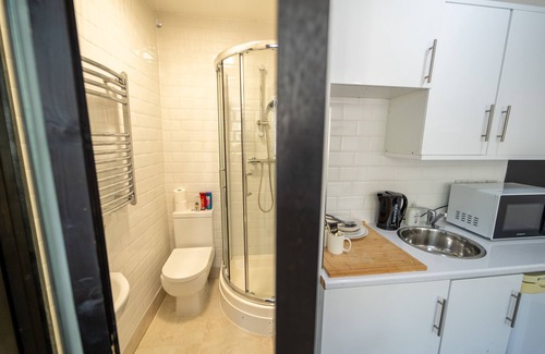 Selly Oak Apartment | Top floor studio close to City!