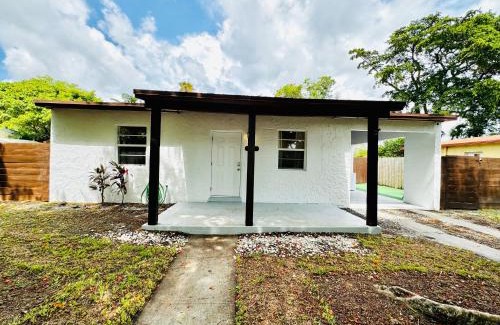 Fort Lauderdale House | Top Location! Bbq, Private Yard & Near Ocean