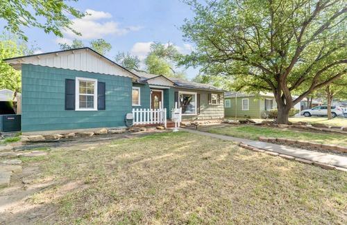 Tech Terrace House | Top-Rated Bungalow in Tech Terrace Prime Location Near Texas Tech & JB Coffee!