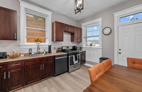 St. Louis Apartment | TOP RATED! FANTASTIC LOCATION! 3 bedroom near WASHU, LOOP, Pageant, Forest Park