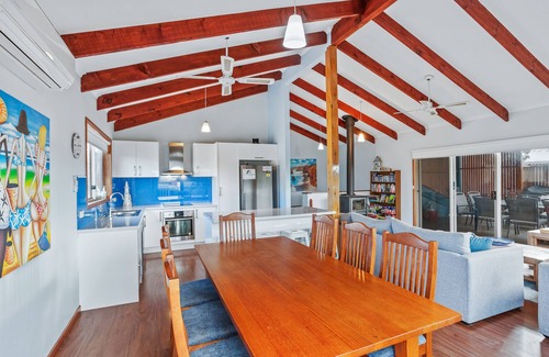 Torquay House | Torquay Family Getaway - Perfect for couples, families & dogs! 400m to beach