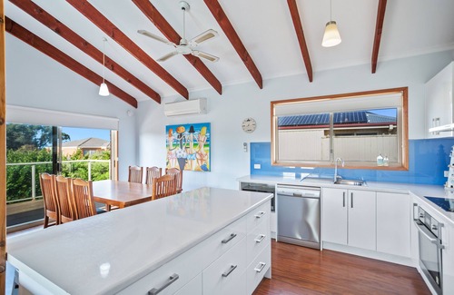 Torquay House | Torquay Family Getaway - Perfect for couples, families & dogs! 400m to beach