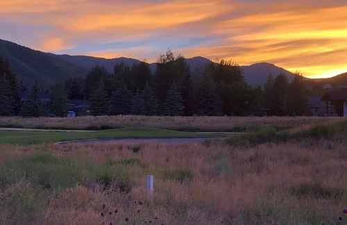 Park Meadows Condo | TOTAL RENOVATION - SKI CHALET 3BR/2BA SLEEPS 8 - GORG MTN VIEW, ON FREE BUS LINE