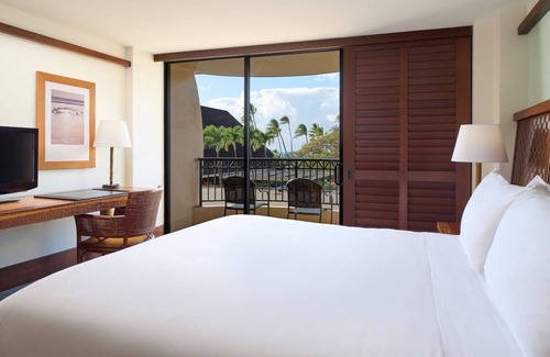 Kaanapali Hotel | Tower Partial Ocean View King at Royal Lahaina Resort