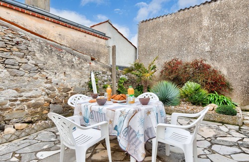 Noirmoutier-en-l'Ile Ski Chalet | Town centre - House for 4 with beautiful courtyard