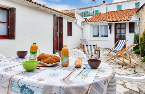 Noirmoutier-en-l'Ile Ski Chalet | Town centre - House for 4 with beautiful courtyard