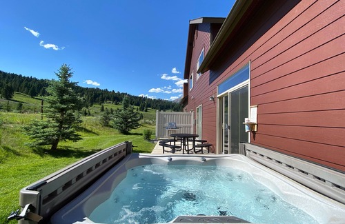 Big Sky Ski Chalet | Town Ctr l Hot Tub l Mtn View l Loft l Fireplace
