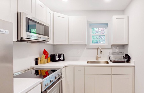 The Pines Condo | Town of Rehoboth Beach updated studio with AC, kitchen, & W/D - walk everywhere
