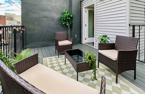 Point Breeze House | Townhouse Duplex w Arcade & Patio