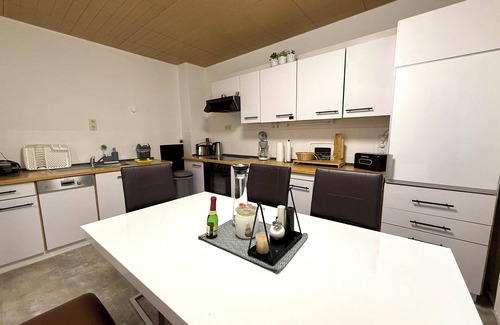 Guenzburg House | Townhouse Lotus in a prime location! 5 minutes from Legoland. families & pets.