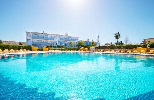 Portimao Ski Chalet | Townhouse w/Pool & Games in Oasis Parque