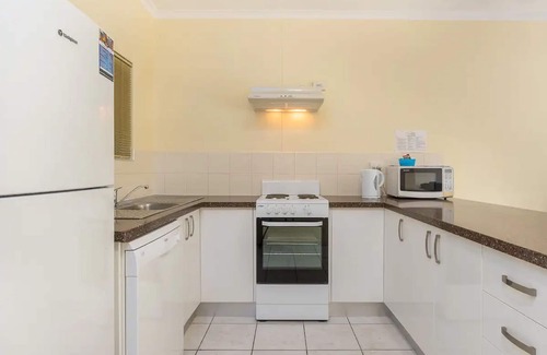 Cairns North Apartment | Tradewinds McLeod Holiday Apartments