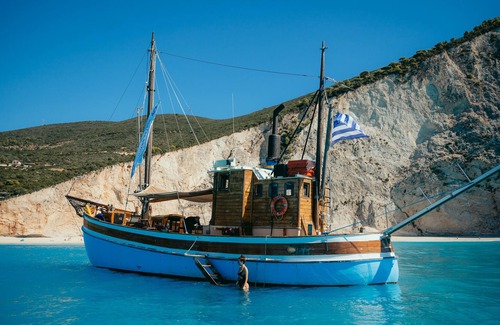 Perigiali Boat Rental | Traditional boat I Ionian spirit cruises