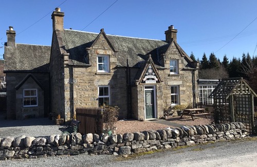 Calvine House | Traditional Scottish Lodge with countryside views