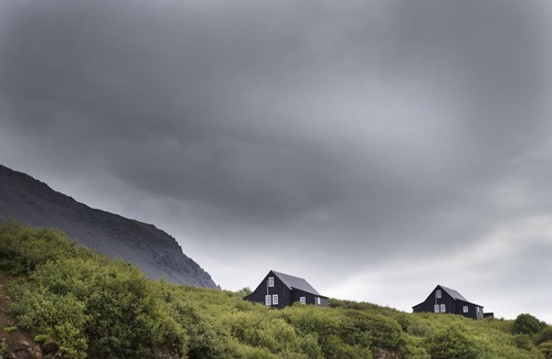 Hvalfjarðarsveit House | Traditional timber house by the sea