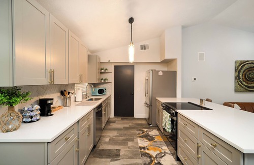 Sanford House | Trailhouse Retreat - Soak in the hot tub & ride bikes to the Sanford Riverwalk!
