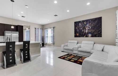 Croissant Park House | Tranquil 3-bedroom house in Fort Lauderdale with WiFi and AC