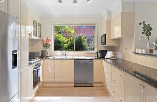 Wollongong West House | Tranquil 3BR T/Home w/Spa bath, BBQ & EV Parking