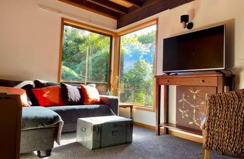 Lower Hutt Apartment | tranquil 3brms bush cabin