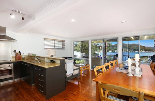 Killcare House | Tranquil Bayside Cottage by HolidayCo.