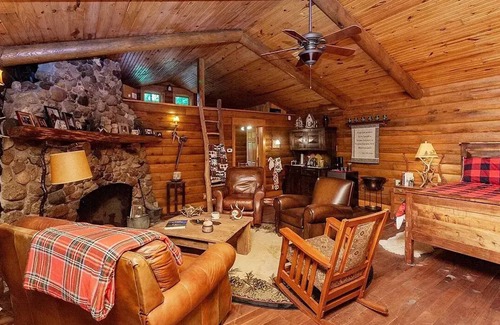 Knoxville Cabin | Tranquil cabin with Fireplace in Knoxville - perfect for a cozy getaway