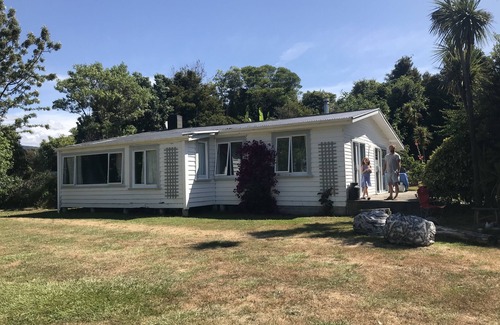 Parapara House | Tranquil, comfortable Kiwi bach, 1 minute from the beach