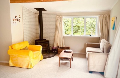 Parapara House | Tranquil, comfortable Kiwi bach, 1 minute from the beach