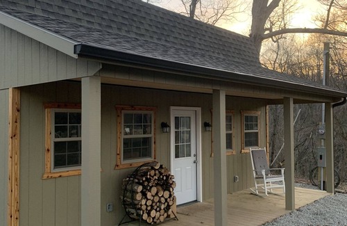Frazeysburg Cabin | Tranquil creek view cabin
