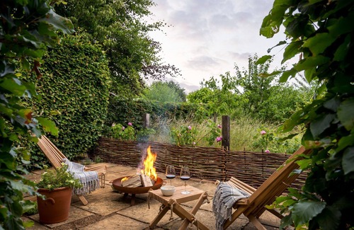 Daglingworth Cottage | Tranquil dog friendly cottage with outdoor bath - Apple Tree Cottage, Daglingworth
