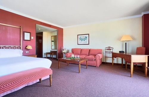 Cebreros Hotel | Tranquil Family Room Near Downtown Ávila – 3 Miles Away
