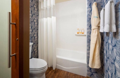 Crown Point Hotel | Tranquil Garden Room with 2 Queen Beds