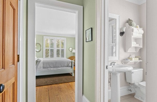 Historic Downtown Manteo Apartment | Tranquil House Inn - Downtown Waterfront Manteo - 1 Queen premium Rm 12