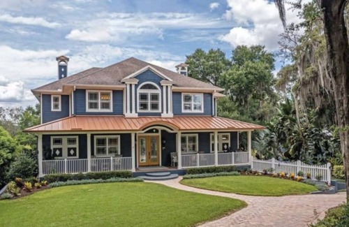 Heathrow House | Tranquil Lake Mansion
