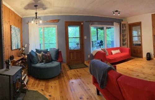 La Conception Cabin | Tranquil Lakefront-2 bedroom retreat for work/play