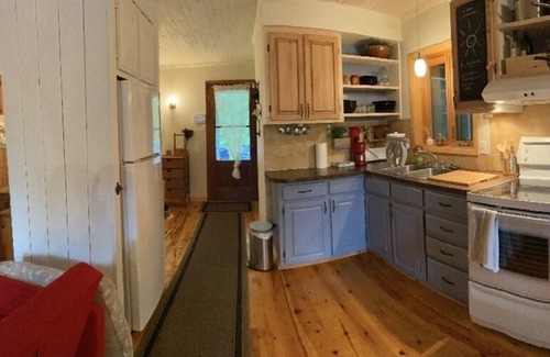 La Conception Cabin | Tranquil Lakefront-2 bedroom retreat for work/play