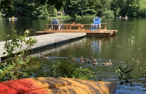 La Conception Cabin | Tranquil Lakefront-2 bedroom retreat for work/play