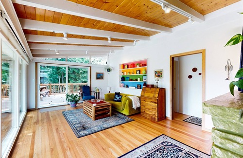 Lawton Park House | Tranquil Mid-Century retreat in Seattle's charming neighborhood. Dog-friendly