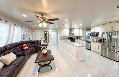 Lake Clarke Shores House | TRANQUIL PALM BEACH 5BR/4BA HOME - PRIVATE POOL - HOT TUB - HOME THEATER