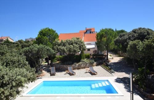 Mandre House | Tranquil Poolside Getaway