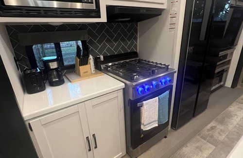 Silver Springs House | Tranquil, Quiet RV On A Private Fenced-In Farm!