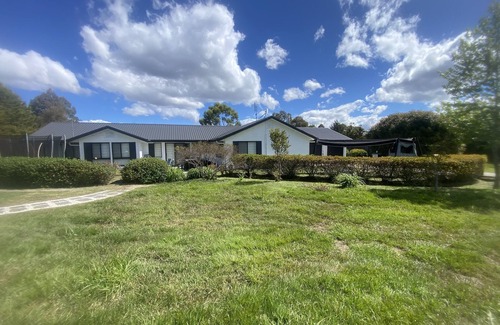 Bundanoon House | Tranquil Retreat with Stunning Mountain and Country Views –Your Perfect Getaway!
