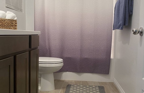 Henderson House | Tranquil & Stylish ~ 5★ Location, ♛Queen Beds, Pkg
