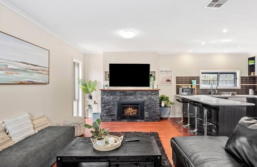 St Leonards House | Tranquil Turnberry - Modern home, only 350 metres to St Leonards town centre.