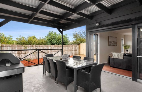 St Leonards House | Tranquil Turnberry - Modern home, only 350 metres to St Leonards town centre.