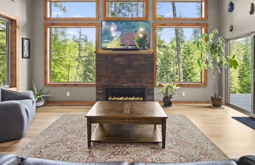 Sagle House | Tranquil, unique home only 7 miles to Sandpoint on 5 quiet acres. Pets allowed.