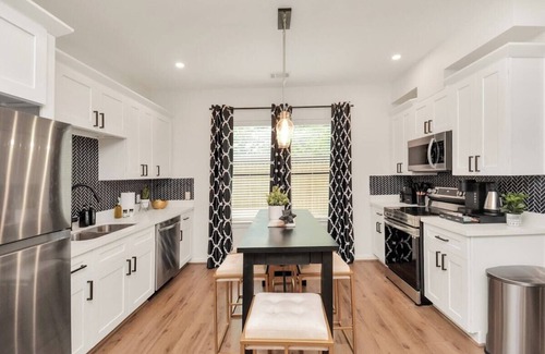 Greater East End House | ⭐️Tranquil Urban Retreat⭐️7BR⭐️6 Bathrooms⭐️HotTub⭐️Fully Gated w/Prkng⭐️