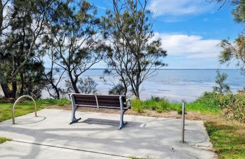 Karraganbah House | Tranquility by the Lake