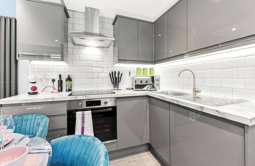 Northumberland Park Apartment | Tranquility in Bloom: Refreshing 2BR Apartment