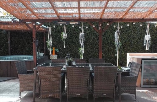 Stadtlauringen Apartment | Traumhafte Ferienwohnung zum See. Mit Pool, Whirlpool, Sauna und Outdoor-küche