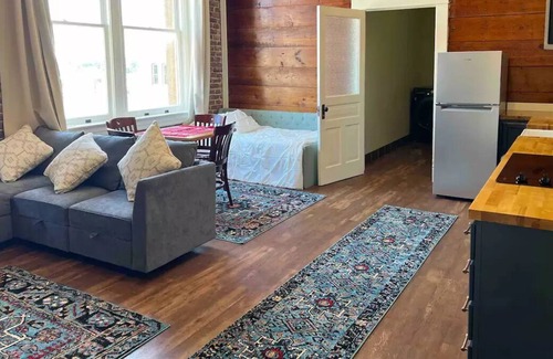 Palestine House | Travel in Comfort- The Hidden Gem of Downtown PTX
